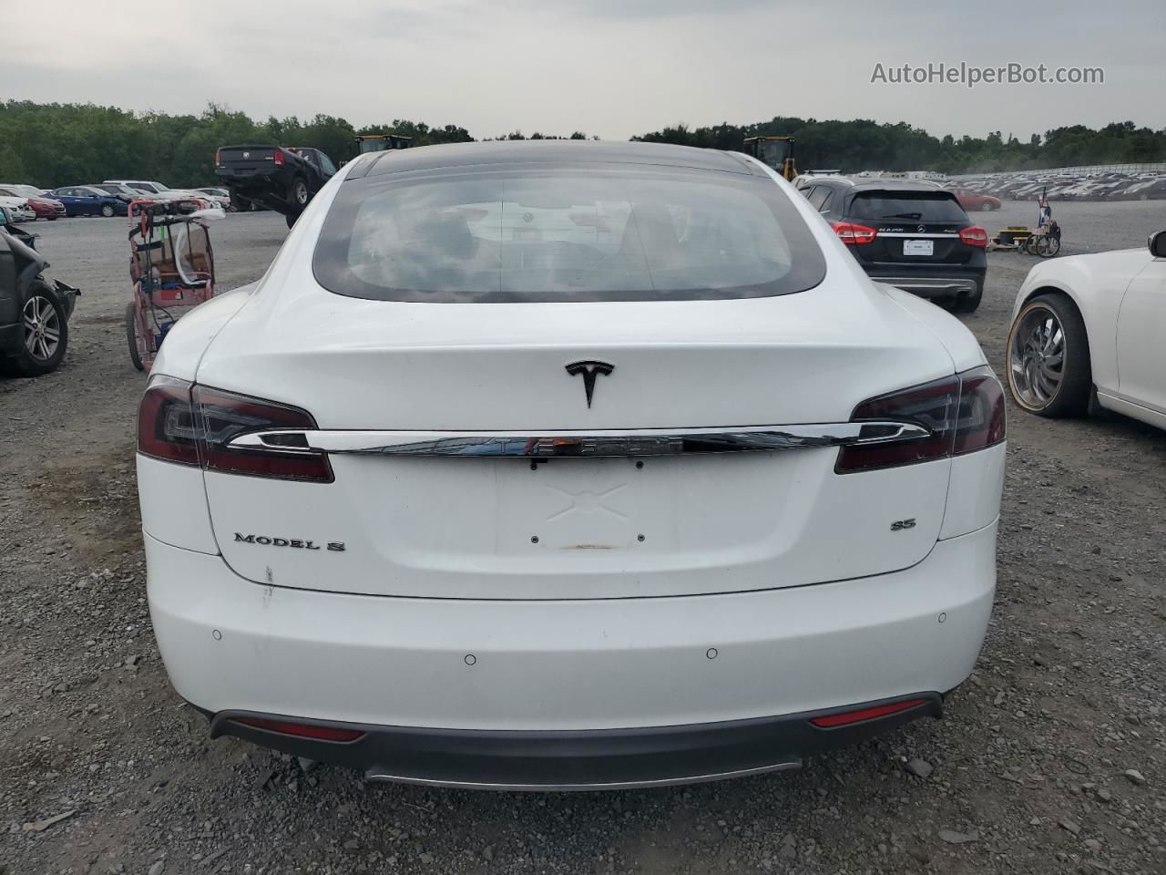 2013 Tesla Model S  White vin: 5YJSA1CNXDFP20674