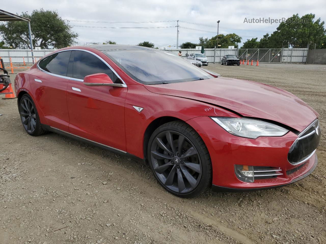 2013 Tesla Model S  Красный vin: 5YJSA1DP7DFP20910