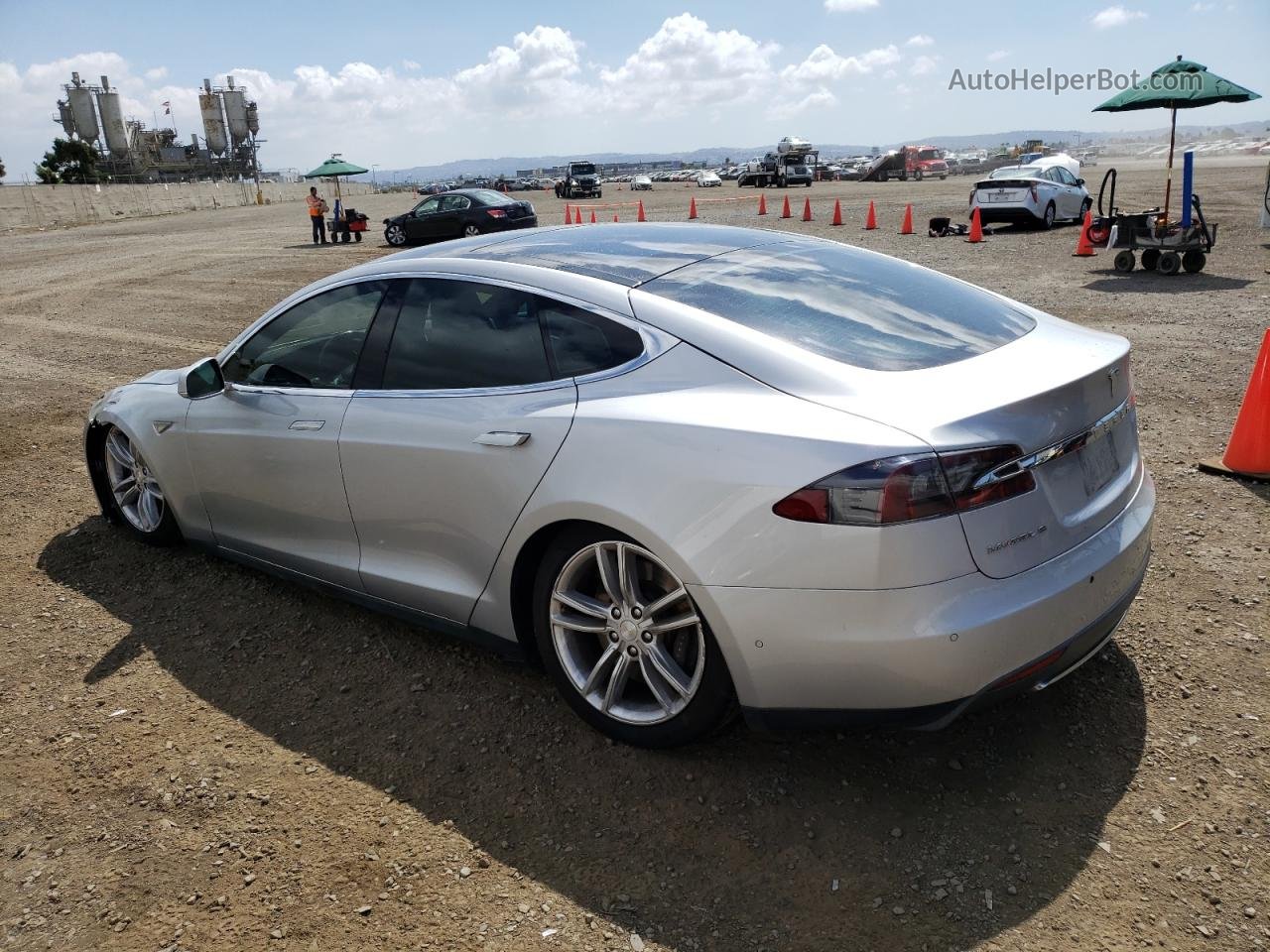 2015 Tesla Model S  Серебряный vin: 5YJSA1E21FF117943