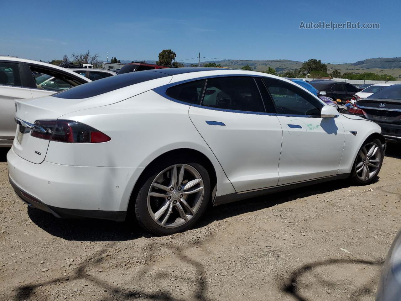 2016 Tesla Model S  White vin: 5YJSA1E21GF131388