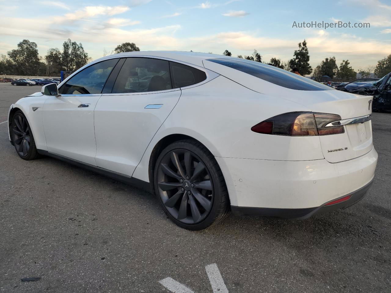 2016 Tesla Model S  Белый vin: 5YJSA1E2XGF122852