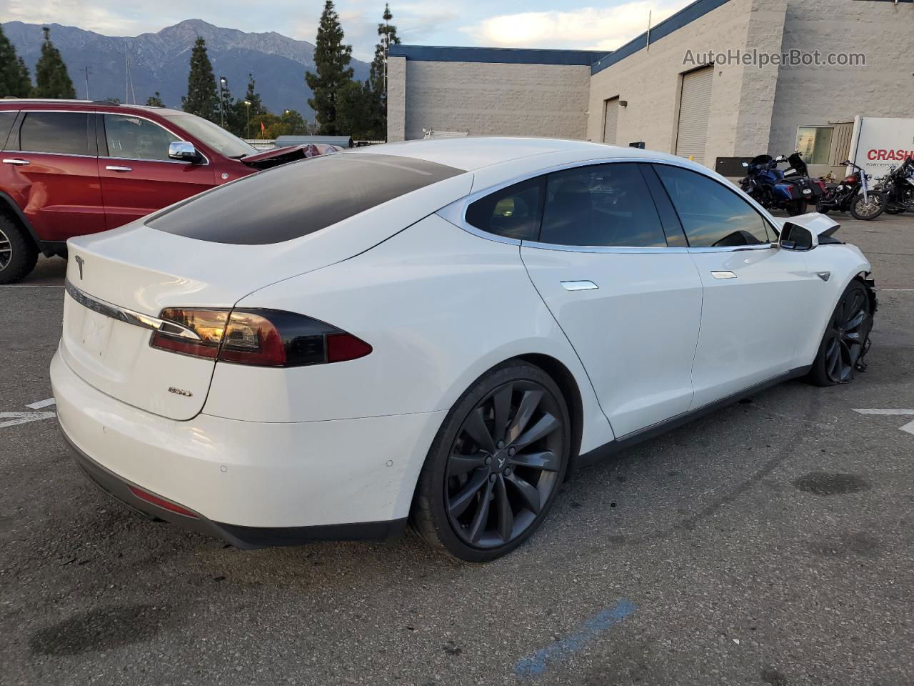 2016 Tesla Model S  White vin: 5YJSA1E2XGF122852
