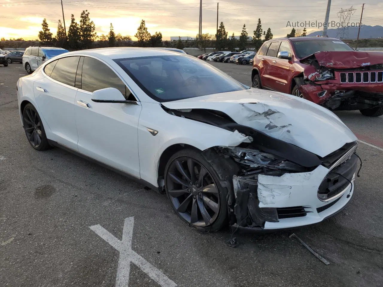 2016 Tesla Model S  White vin: 5YJSA1E2XGF122852