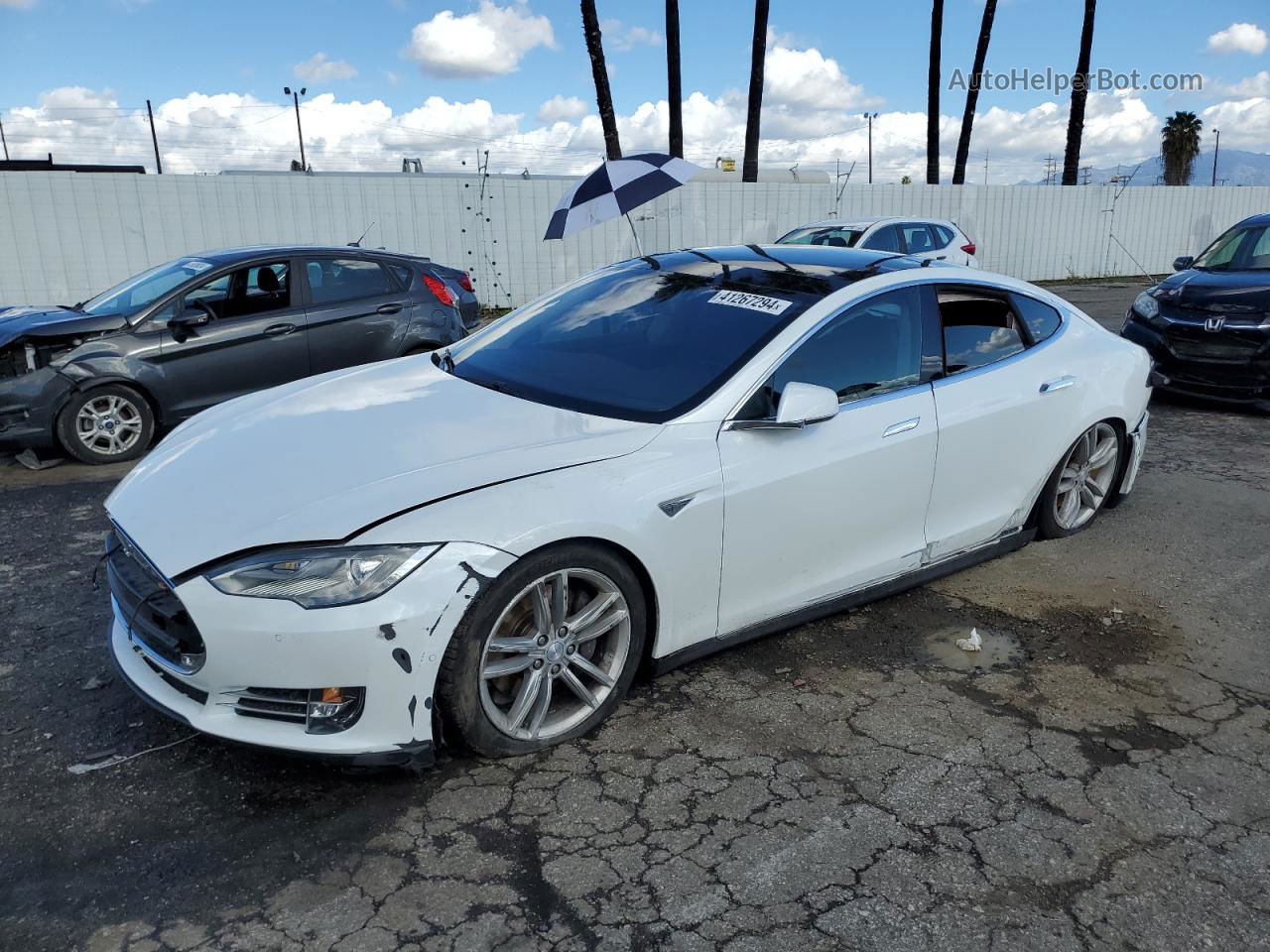 2014 Tesla Model S  White vin: 5YJSA1H14EFP55489