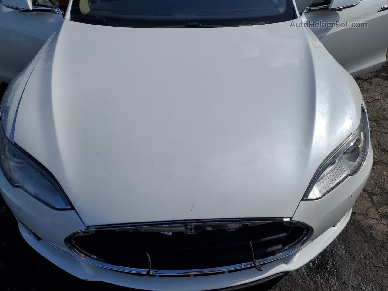 2014 Tesla Model S  White vin: 5YJSA1H14EFP55489