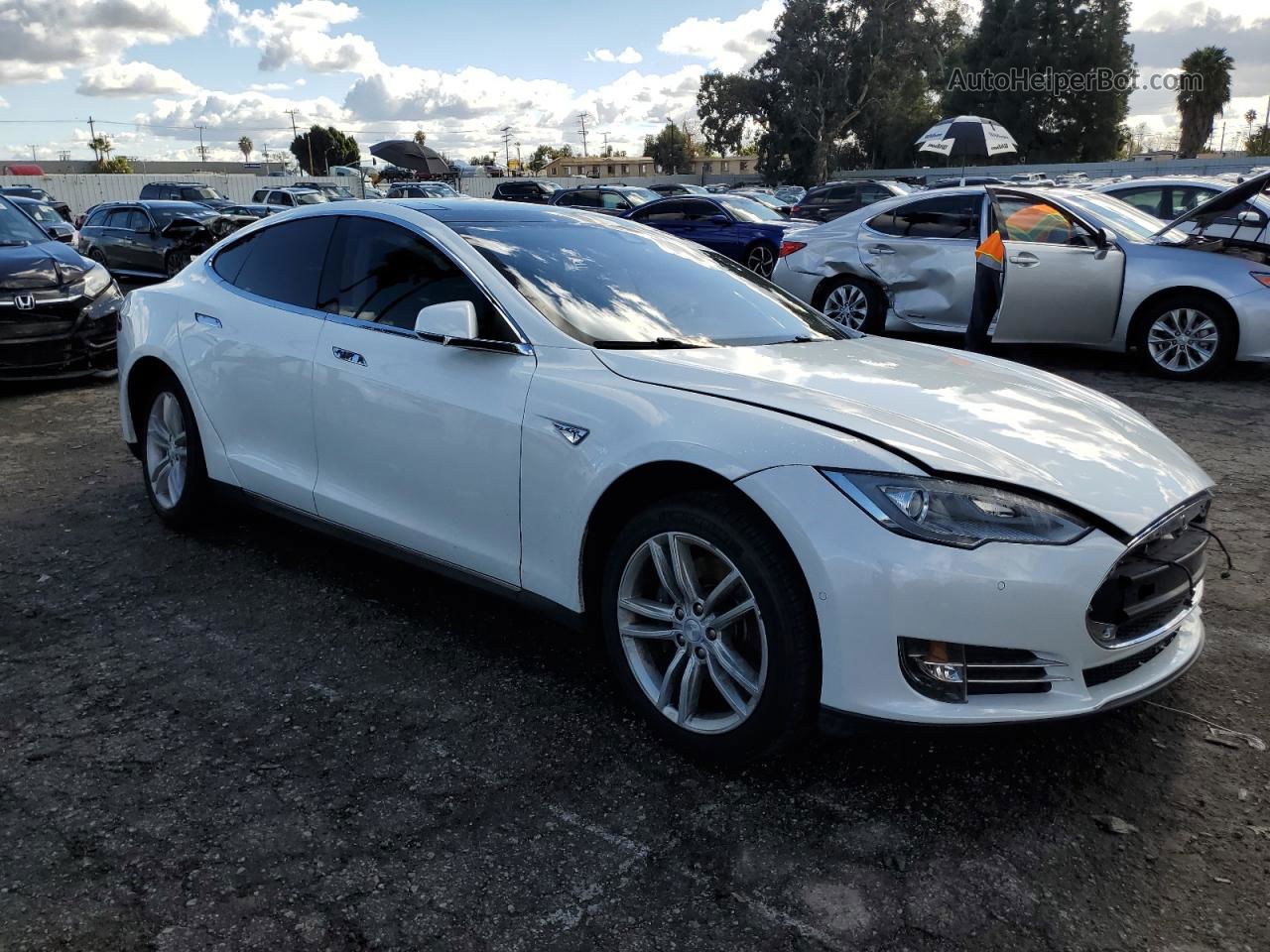 2014 Tesla Model S  White vin: 5YJSA1H14EFP55489