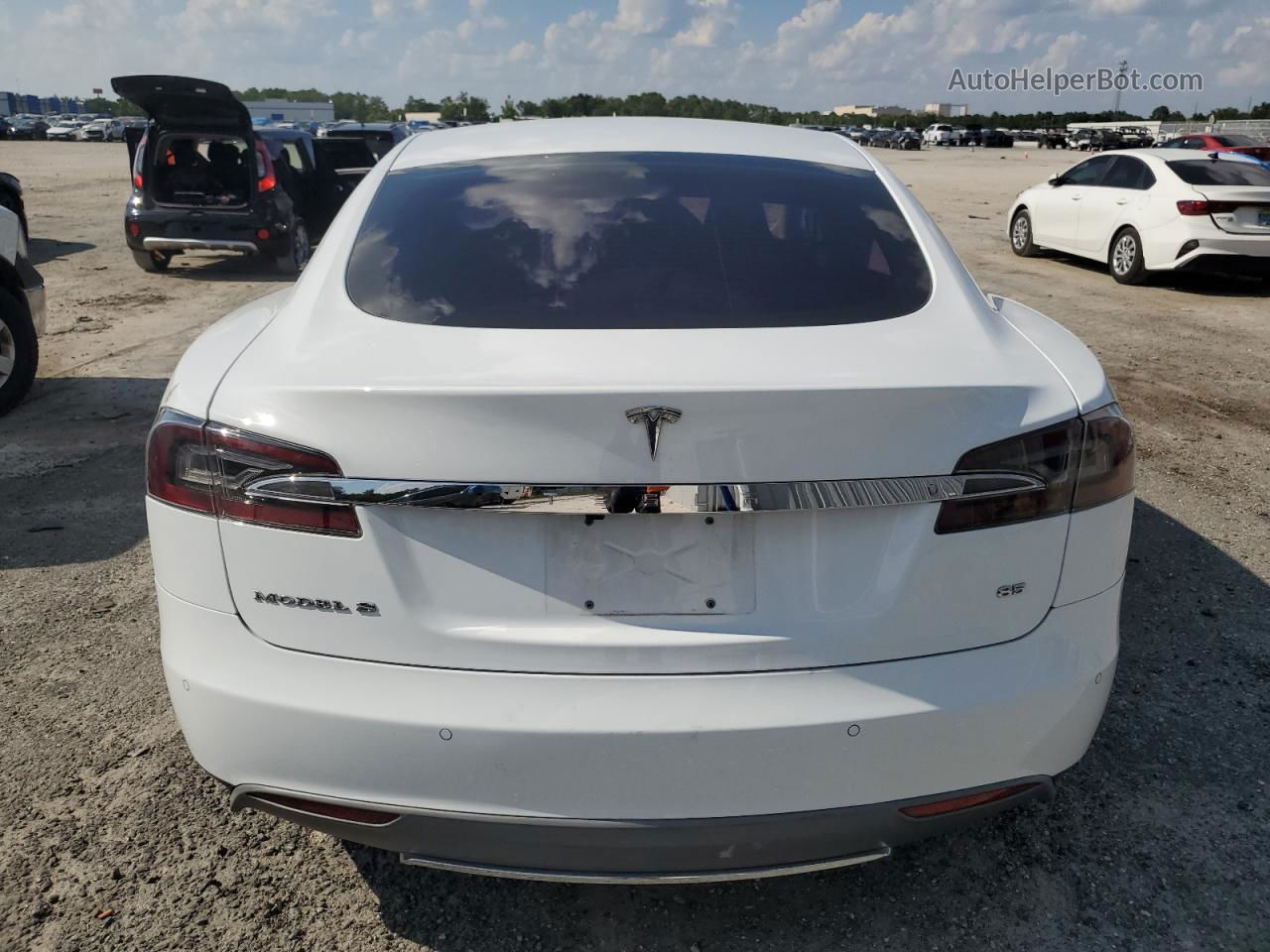 2014 Tesla Model S  White vin: 5YJSA1H16EFP52061