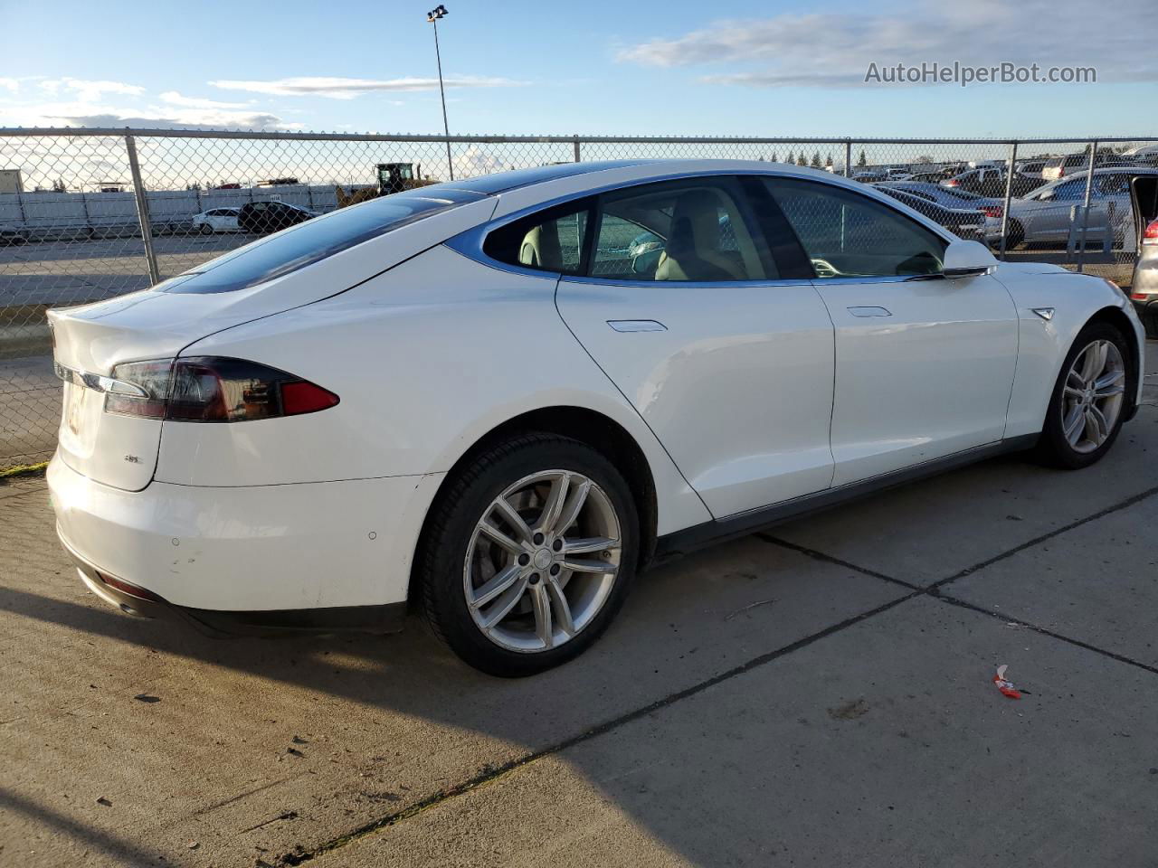 2014 Tesla Model S  Белый vin: 5YJSA1H18EFP63871