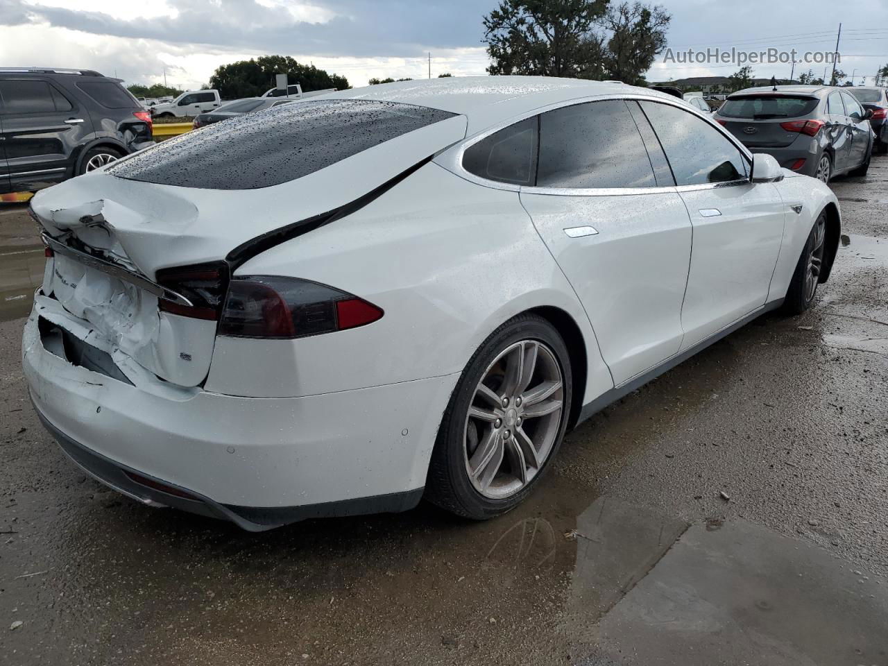 2014 Tesla Model S  White vin: 5YJSA1H1XEFP64357