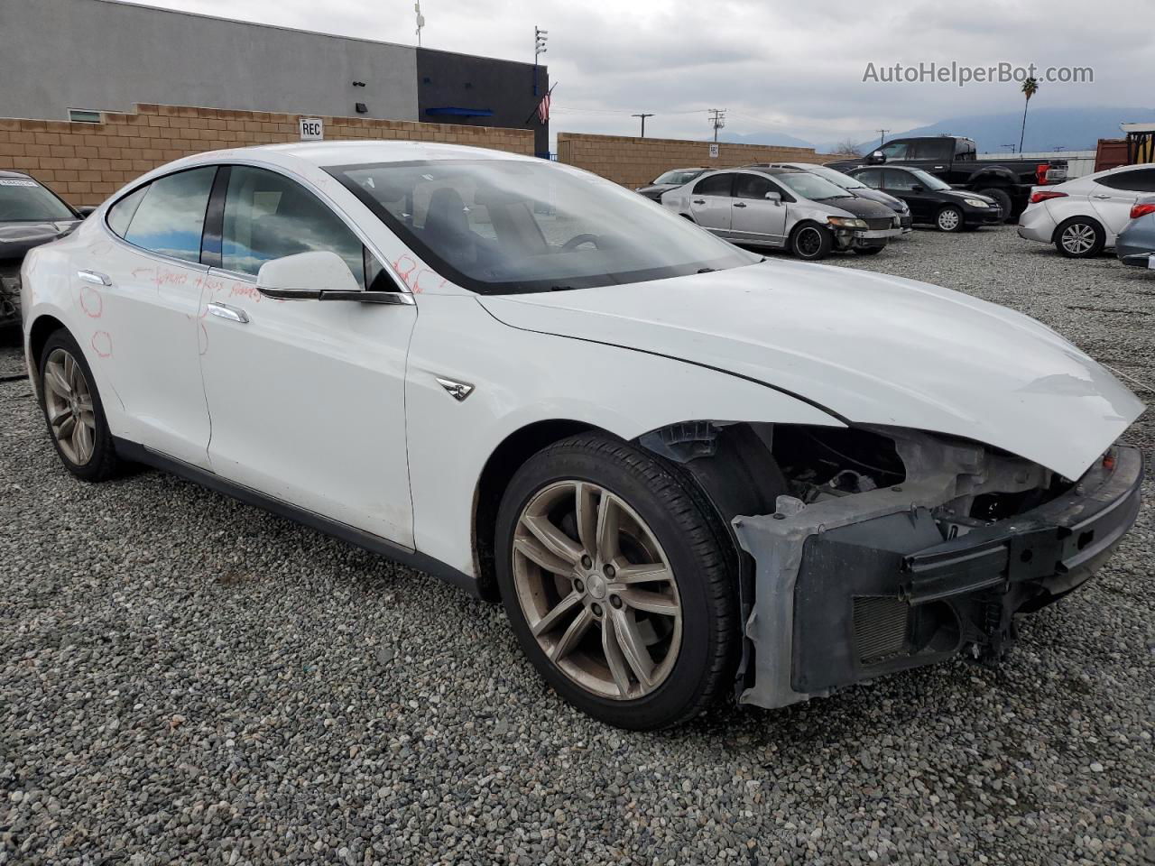 2014 Tesla Model S  White vin: 5YJSA1S18EFP36615