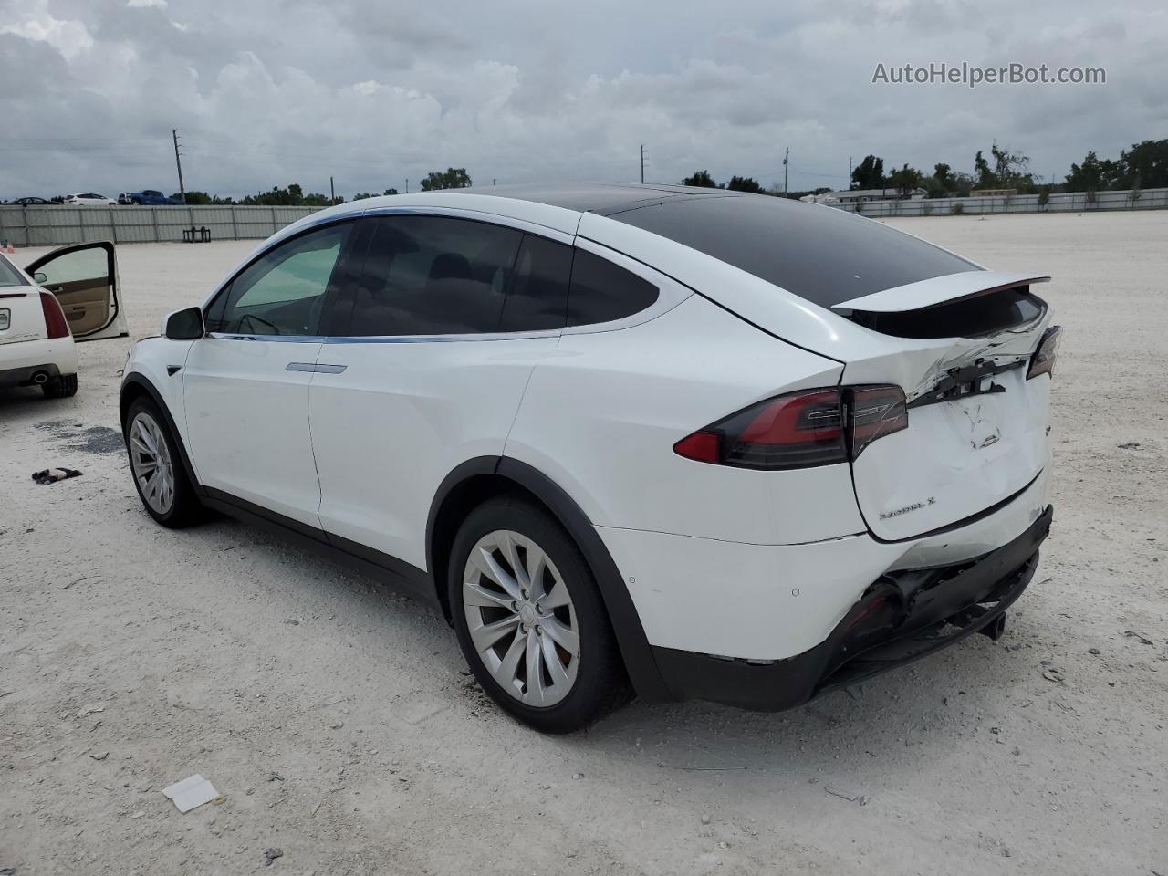 2018 Tesla Model X  White vin: 5YJXCAE26JF115808