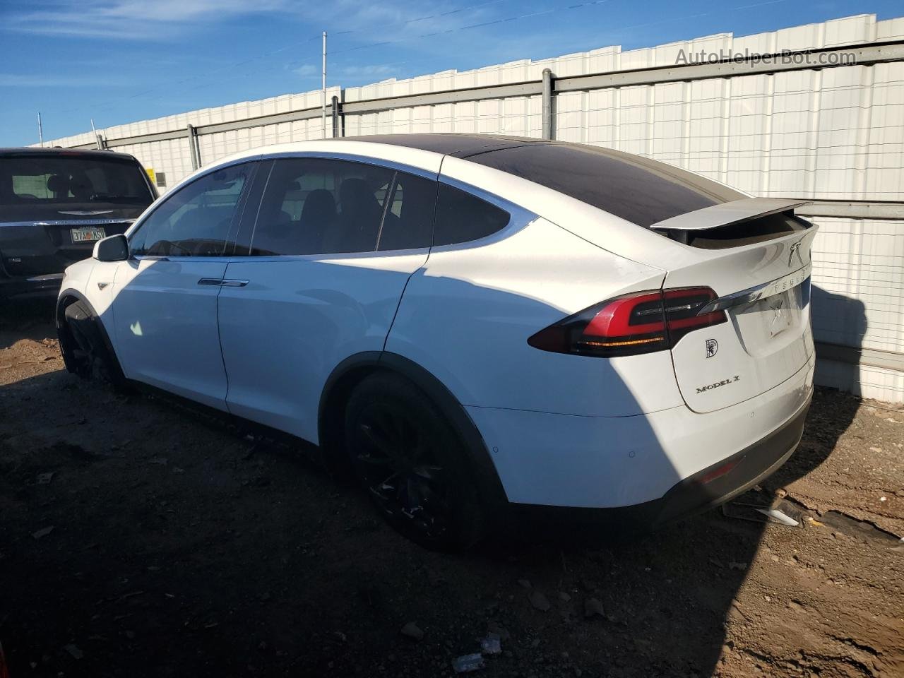 2016 Tesla Model X  White vin: 5YJXCBE22GF019771