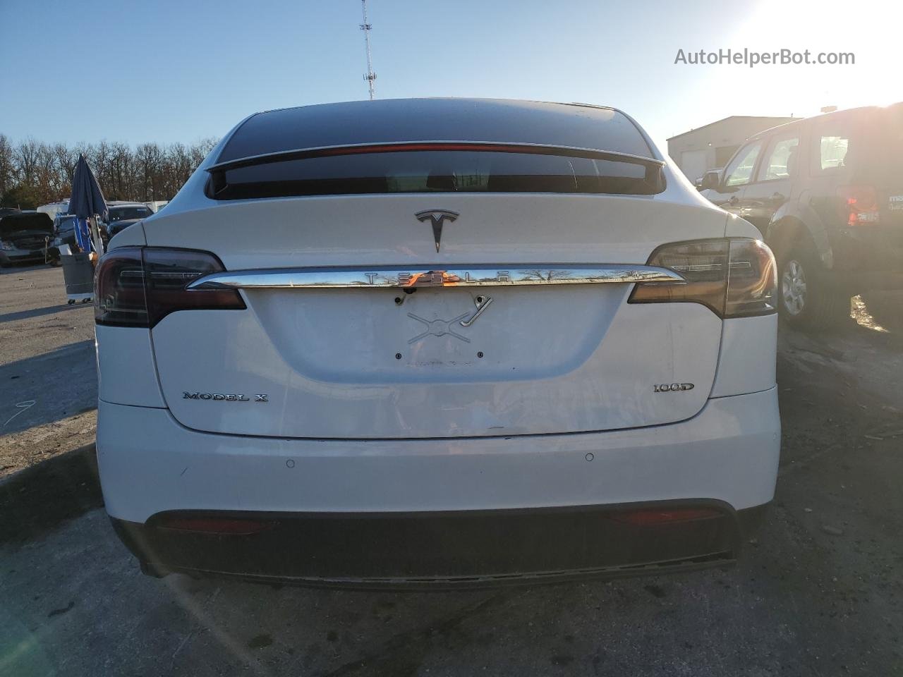 2018 Tesla Model X  White vin: 5YJXCBE2XJF126560