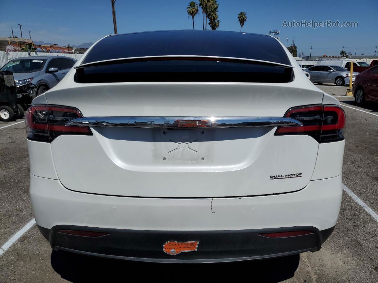 2019 Tesla Model X  White vin: 5YJXCBE49KF188700