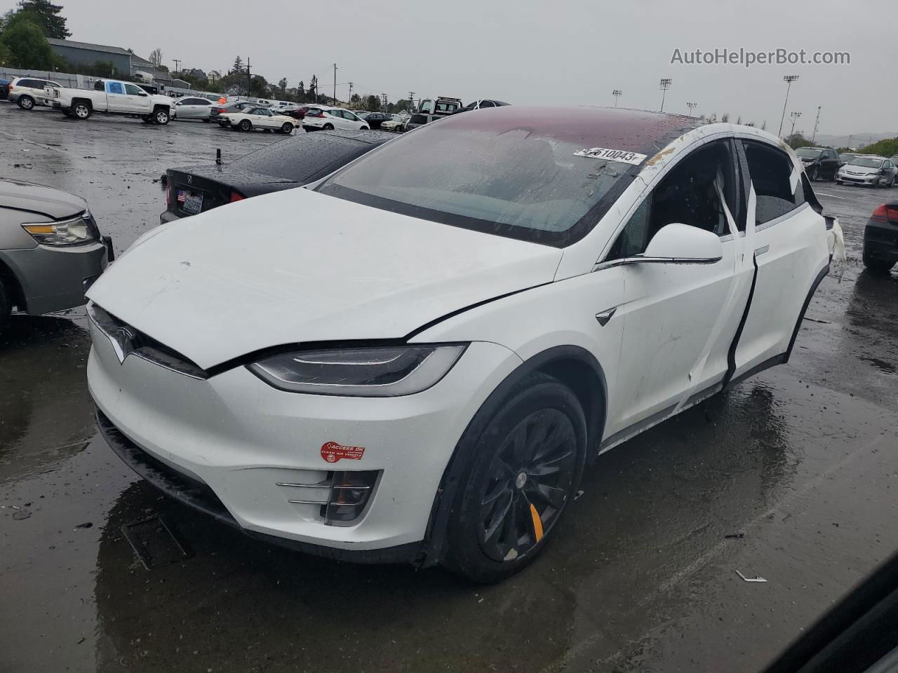 2018 Tesla Model X  White vin: 5YJXCDE21JF117564