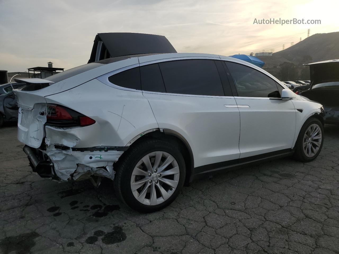 2019 Tesla Model X  White vin: 5YJXCDE24KF208538