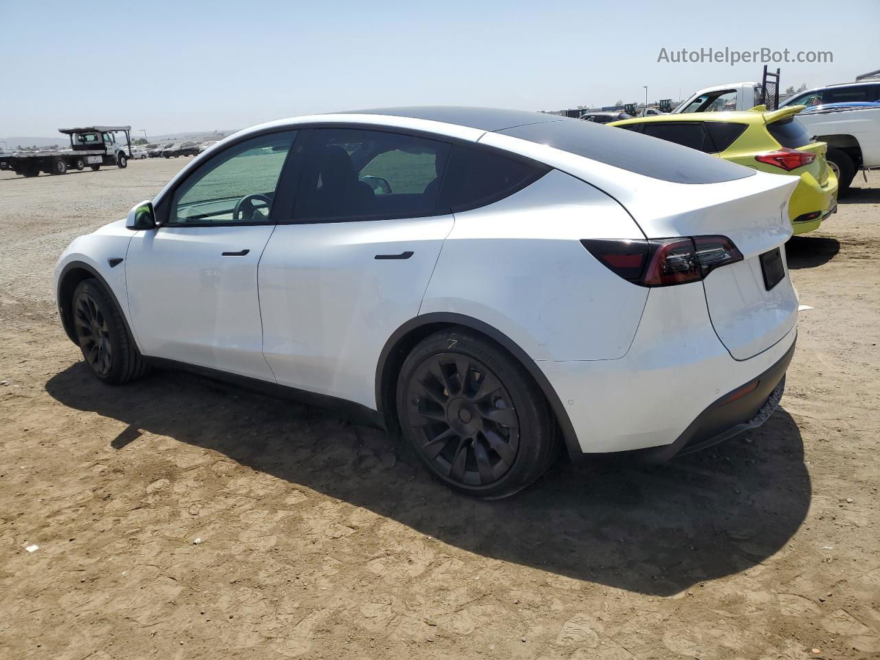 2021 Tesla Model Y  White vin: 5YJYGAEE0MF155020