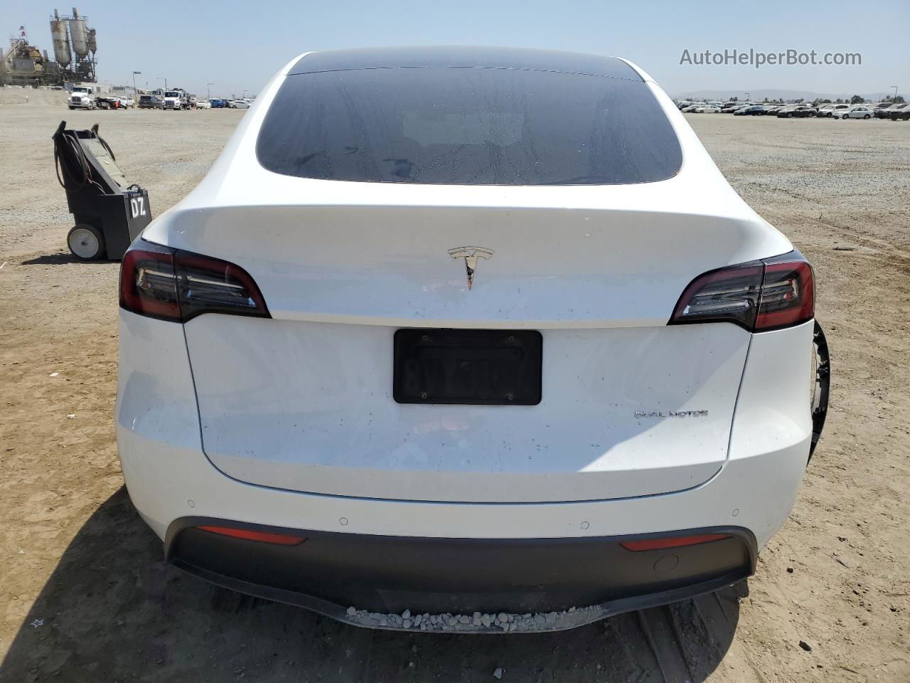 2021 Tesla Model Y  White vin: 5YJYGAEE0MF155020