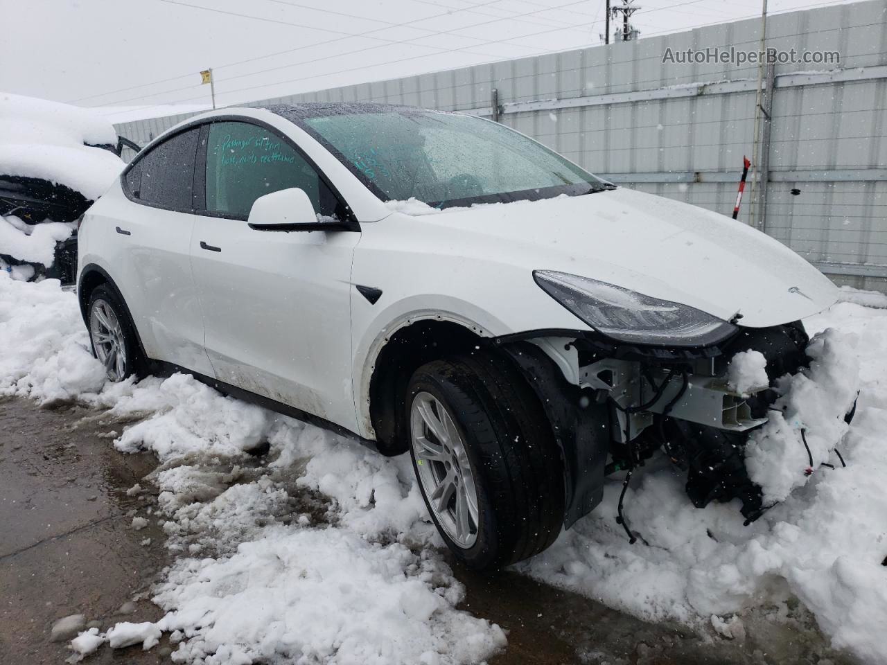 2021 Tesla Model Y  White vin: 5YJYGAEE3MF295014