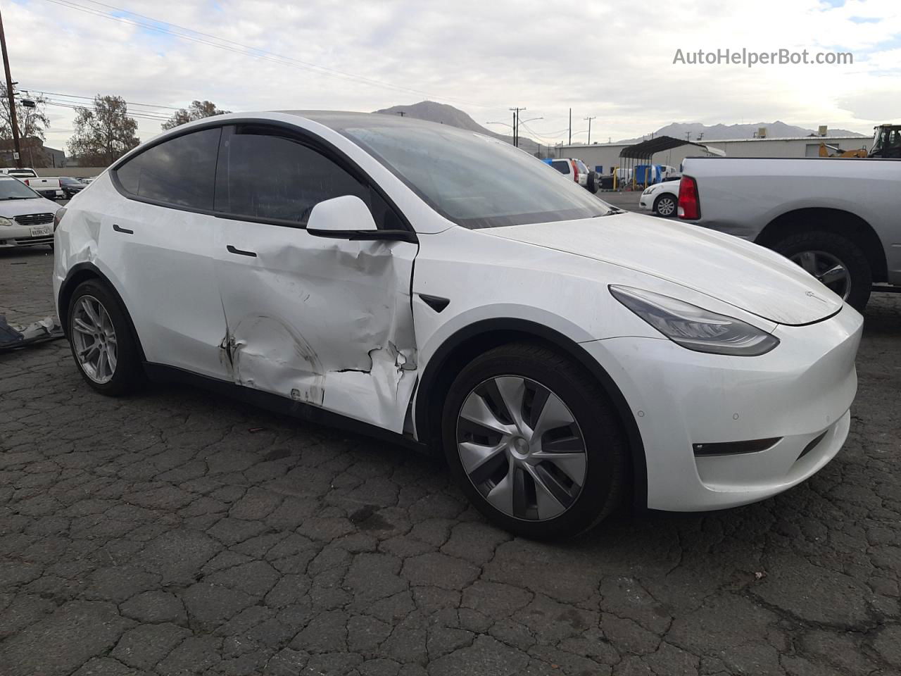 2021 Tesla Model Y  White vin: 5YJYGAEE6MF228259