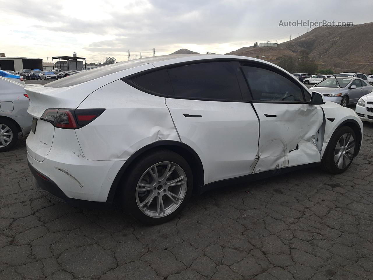 2021 Tesla Model Y  White vin: 5YJYGAEE6MF228259