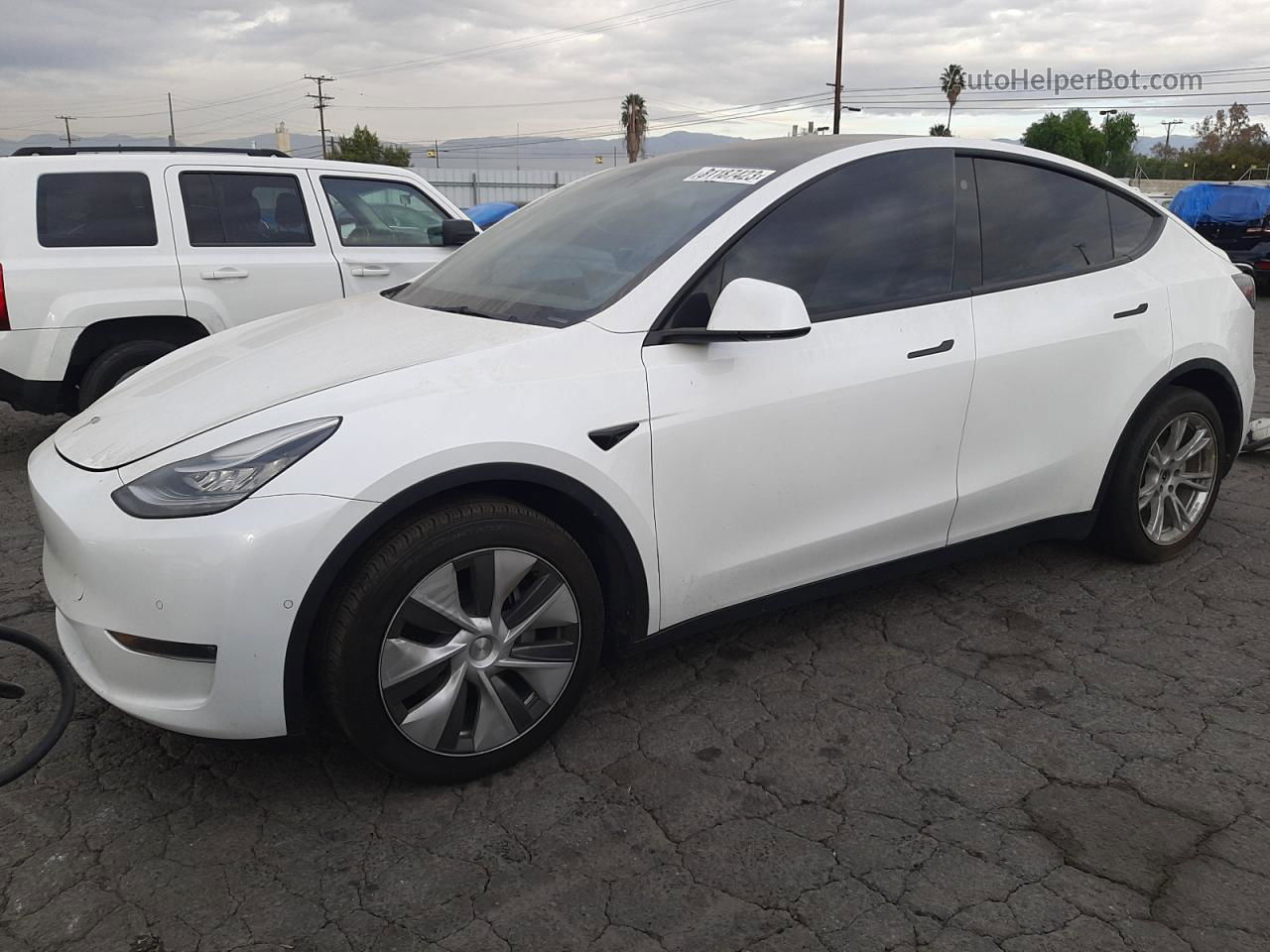 2021 Tesla Model Y  White vin: 5YJYGAEE6MF228259