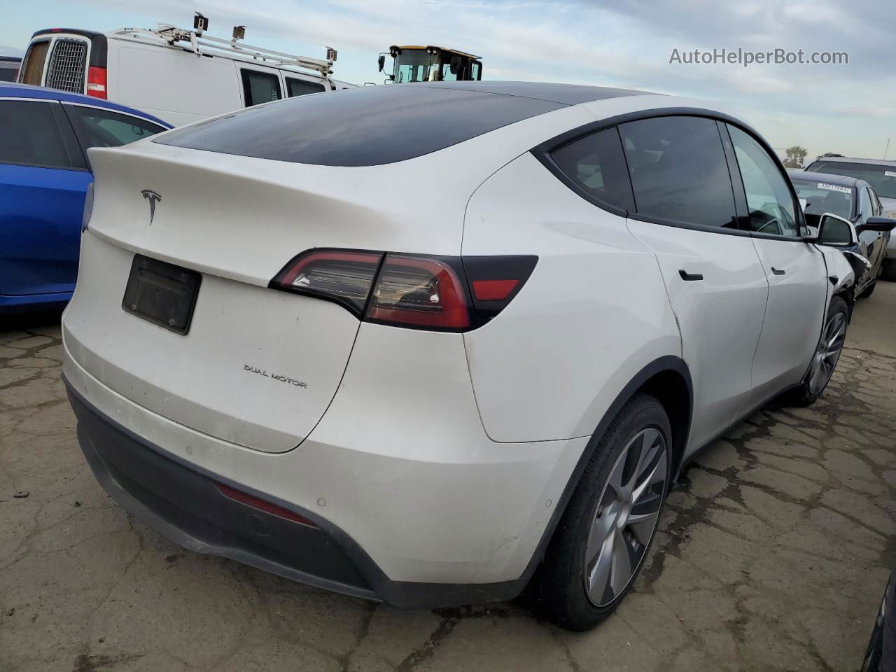 2021 Tesla Model Y  White vin: 5YJYGAEE8MF160143