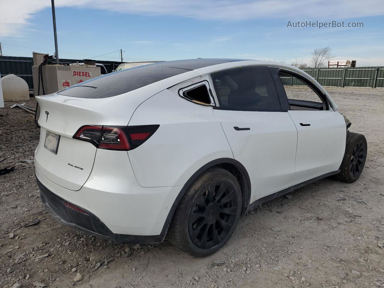 2021 Tesla Model Y  White vin: 5YJYGAEE9MF143884