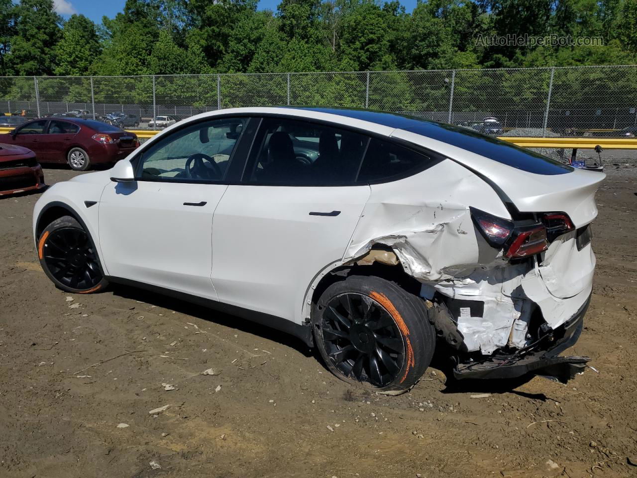 2021 Tesla Model Y  White vin: 5YJYGAEEXMF196609