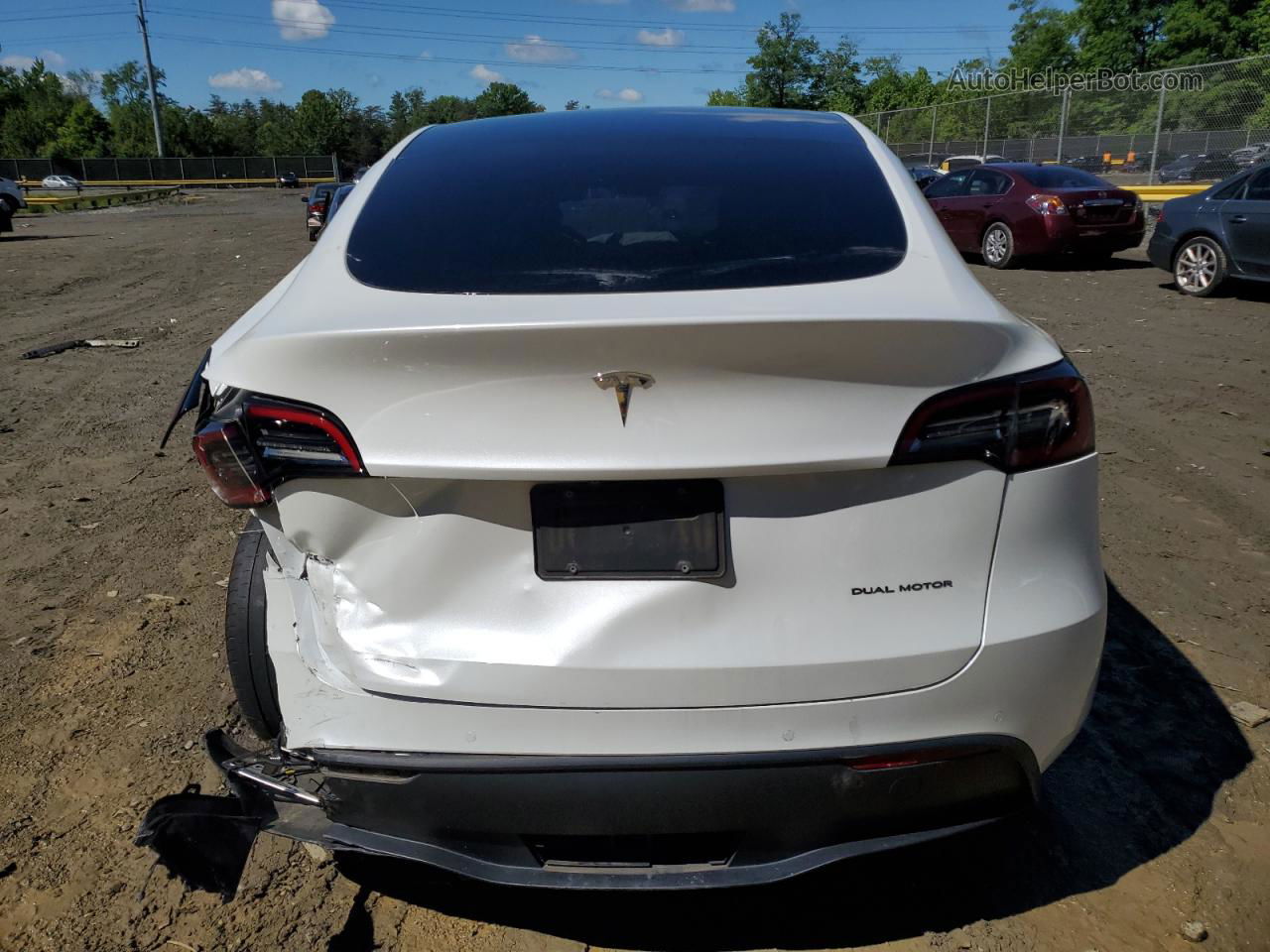 2021 Tesla Model Y  White vin: 5YJYGAEEXMF196609