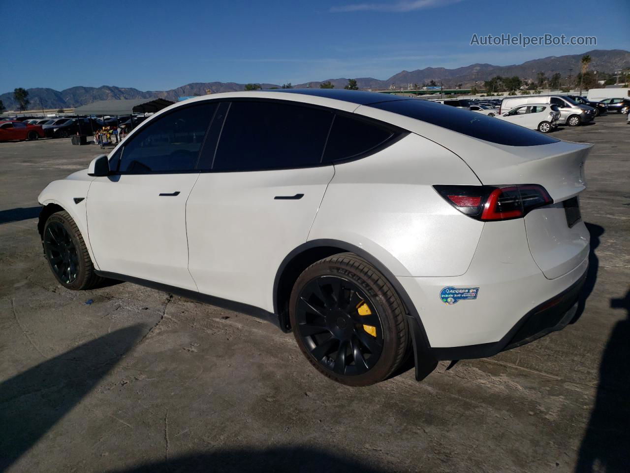 2020 Tesla Model Y  White vin: 5YJYGDEE0LF053409