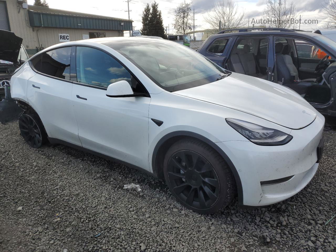 2021 Tesla Model Y  White vin: 5YJYGDEE0MF084483