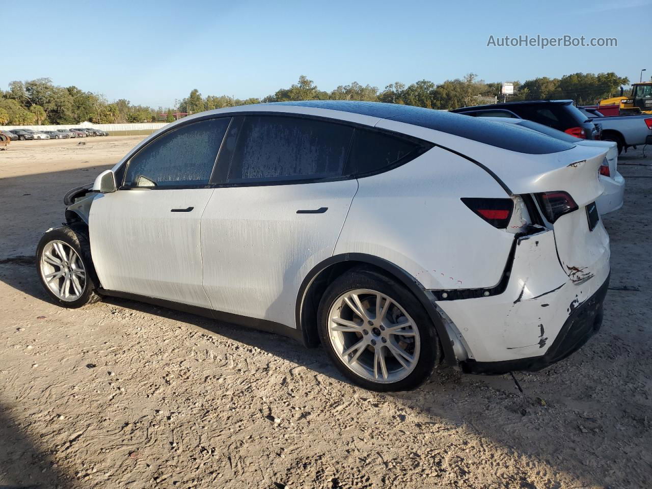 2021 Tesla Model Y  White vin: 5YJYGDEE0MF228355