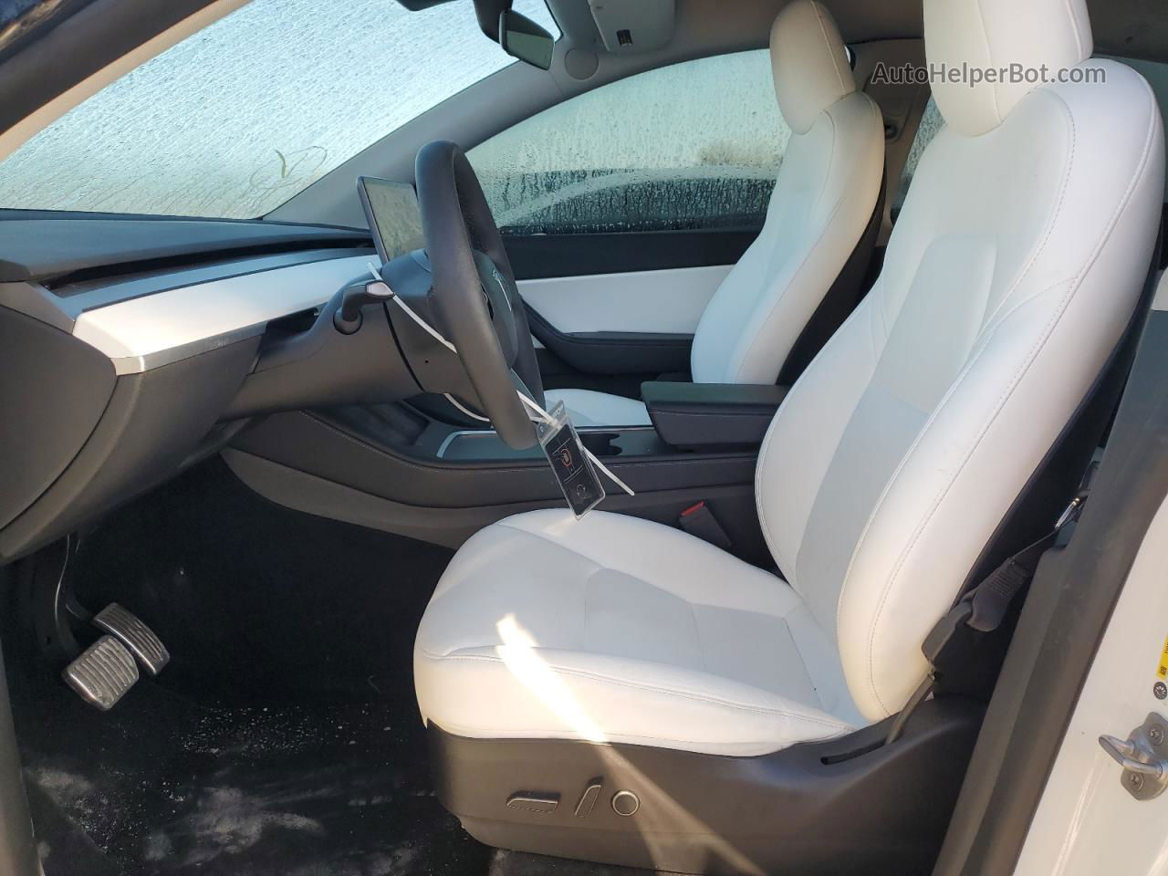 2021 Tesla Model Y  White vin: 5YJYGDEE0MF228355