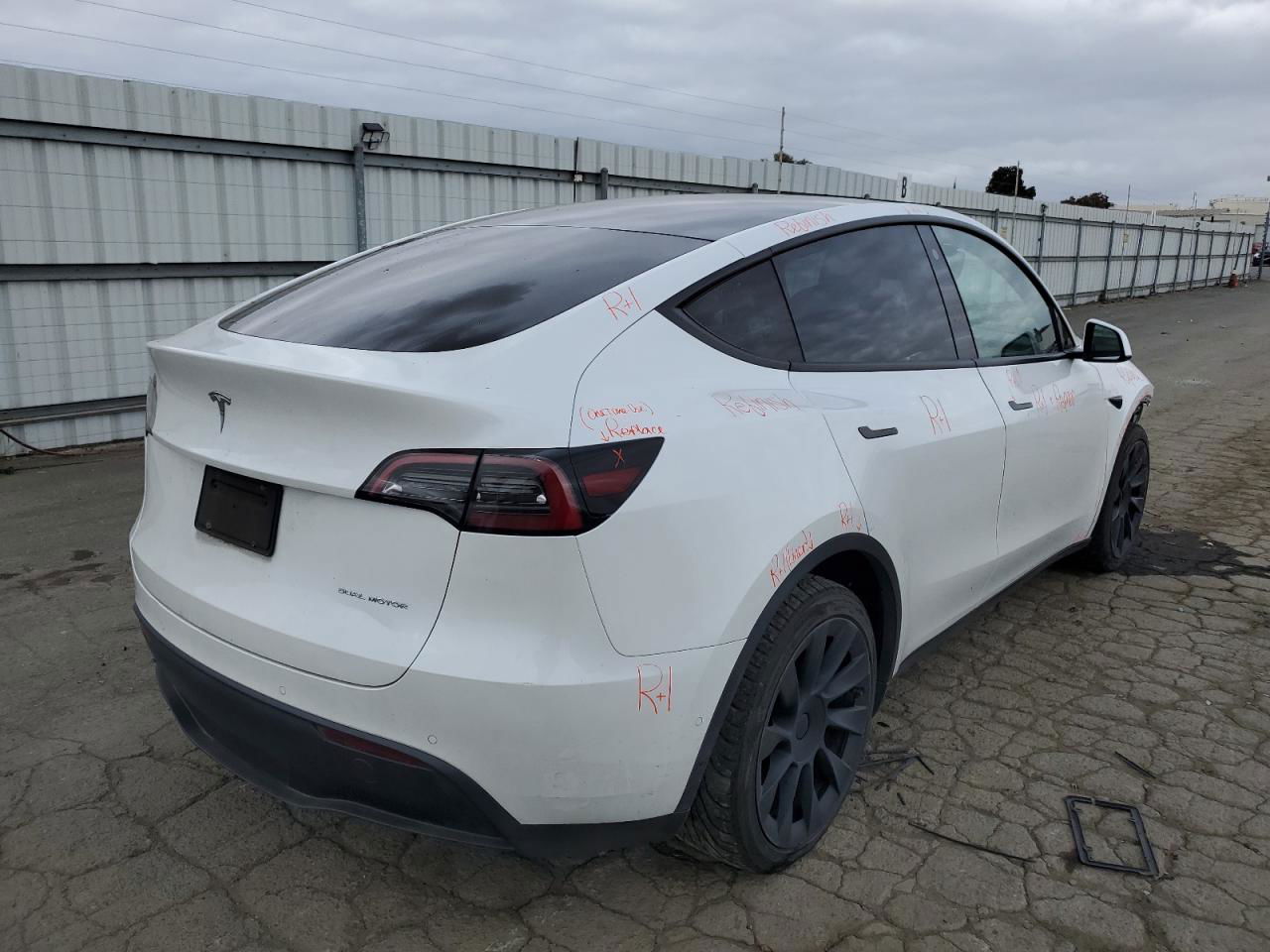 2021 Tesla Model Y  White vin: 5YJYGDEE0MF239601