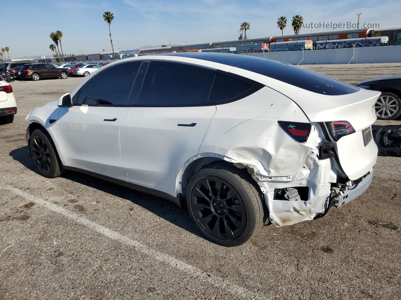 2021 Tesla Model Y  White vin: 5YJYGDEE0MF301501