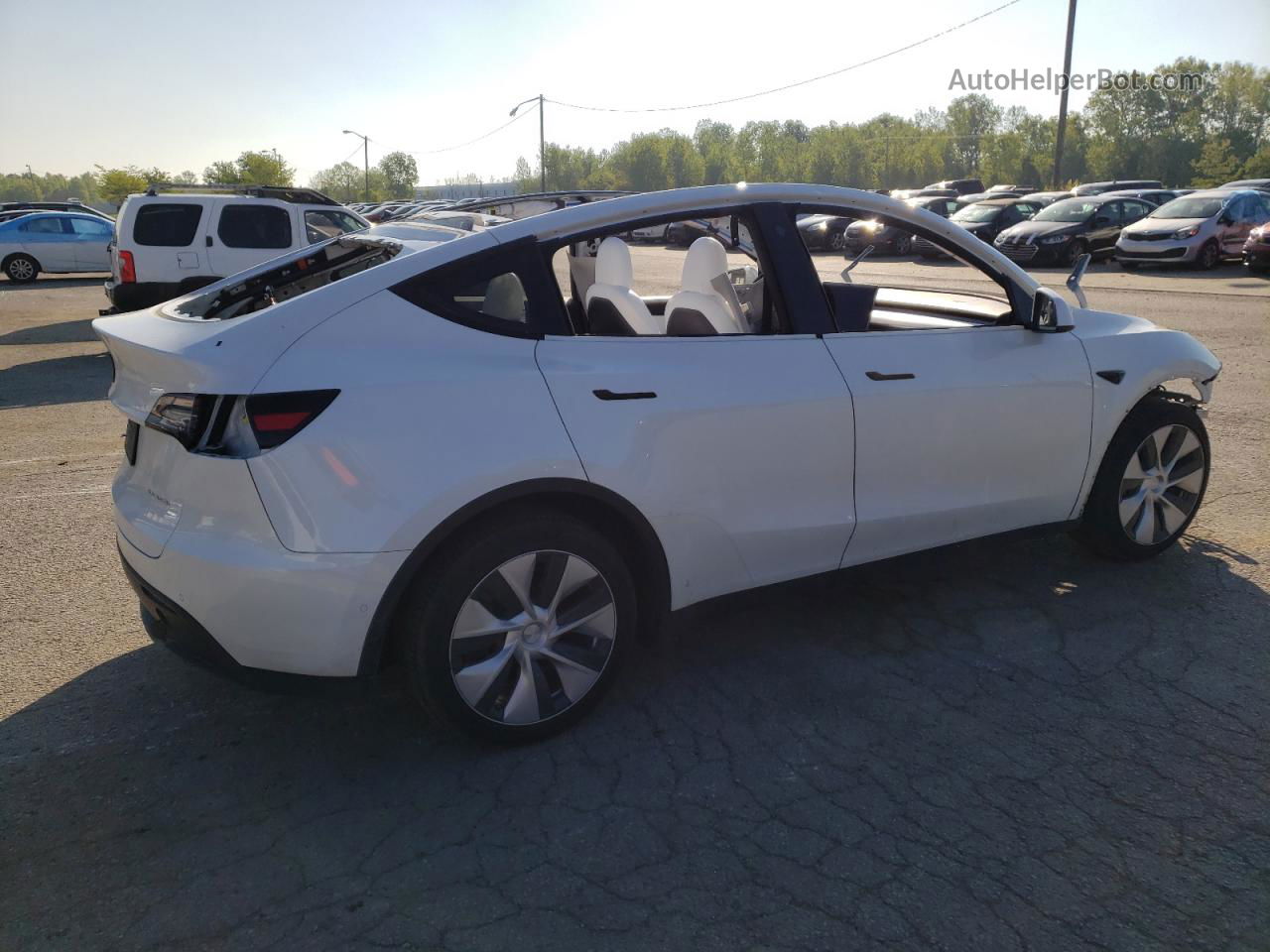 2021 Tesla Model Y  White vin: 5YJYGDEE1MF269156