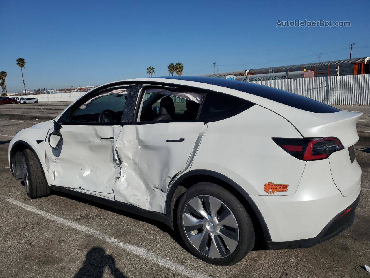 2020 Tesla Model Y  White vin: 5YJYGDEE2LF010805