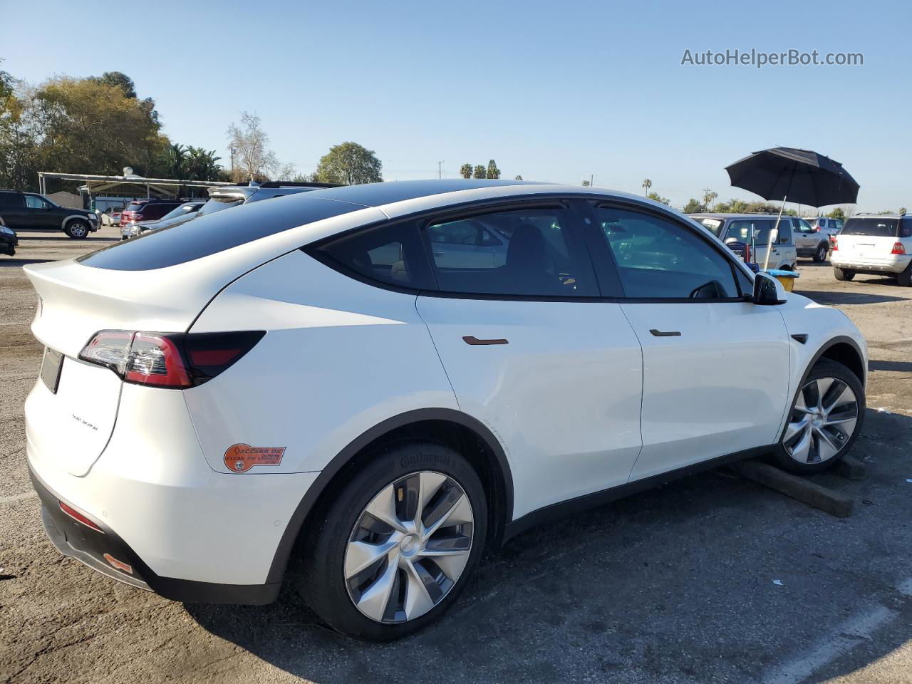 2020 Tesla Model Y  White vin: 5YJYGDEE2LF010805