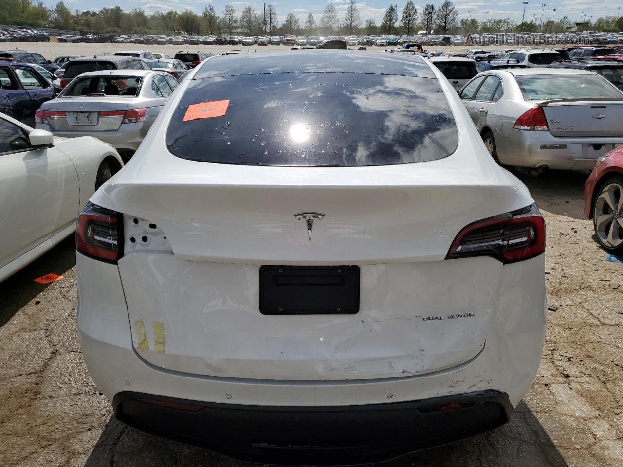 2021 Tesla Model Y  Белый vin: 5YJYGDEE2MF060606