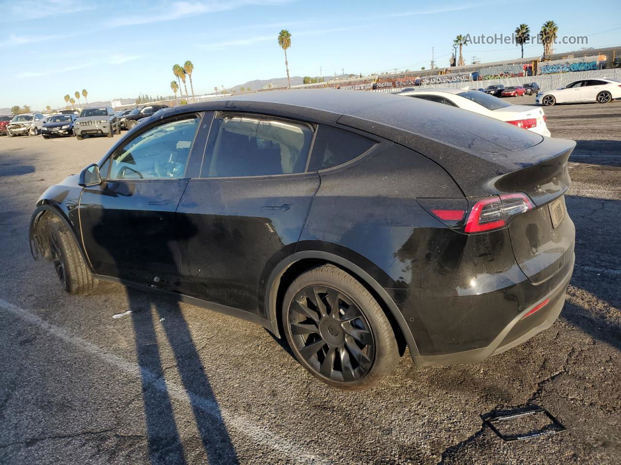 2020 Tesla Model Y  Черный vin: 5YJYGDEE3LF018573