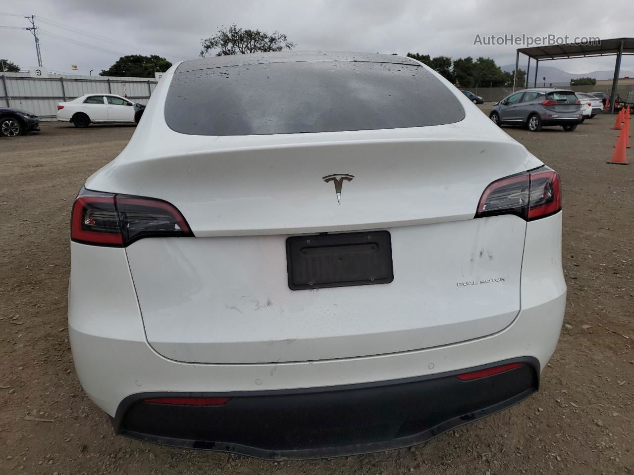 2021 Tesla Model Y  White vin: 5YJYGDEE3MF098703