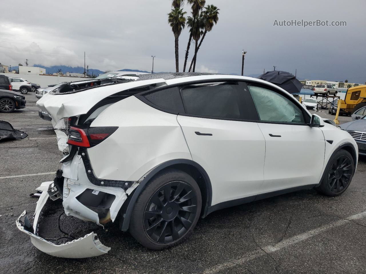 2020 Tesla Model Y  White vin: 5YJYGDEE4LF055499