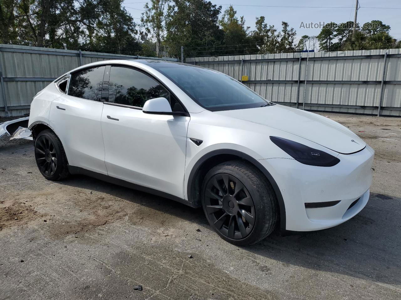 2020 Tesla Model Y  White vin: 5YJYGDEE7LF021623