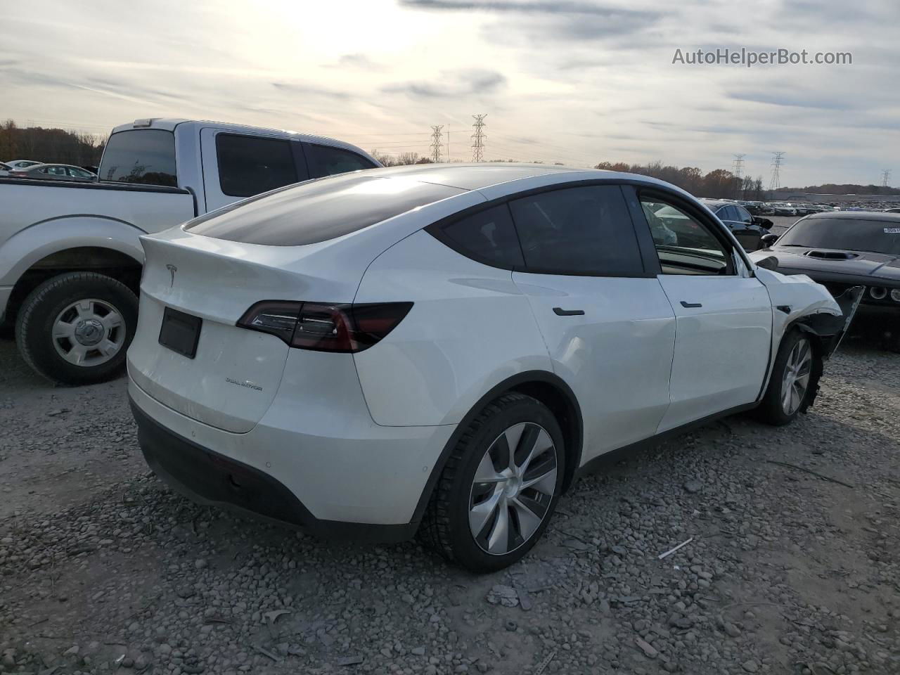 2020 Tesla Model Y  White vin: 5YJYGDEE7LF032105