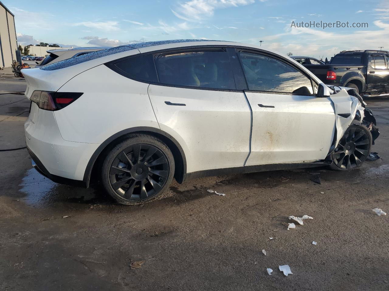 2020 Tesla Model Y  White vin: 5YJYGDEE9LF025768