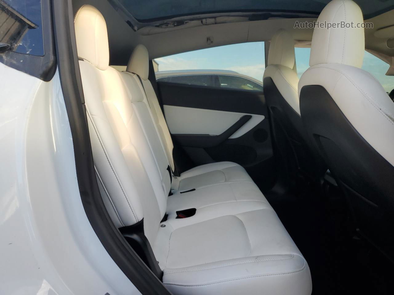 2020 Tesla Model Y  White vin: 5YJYGDEE9LF025768