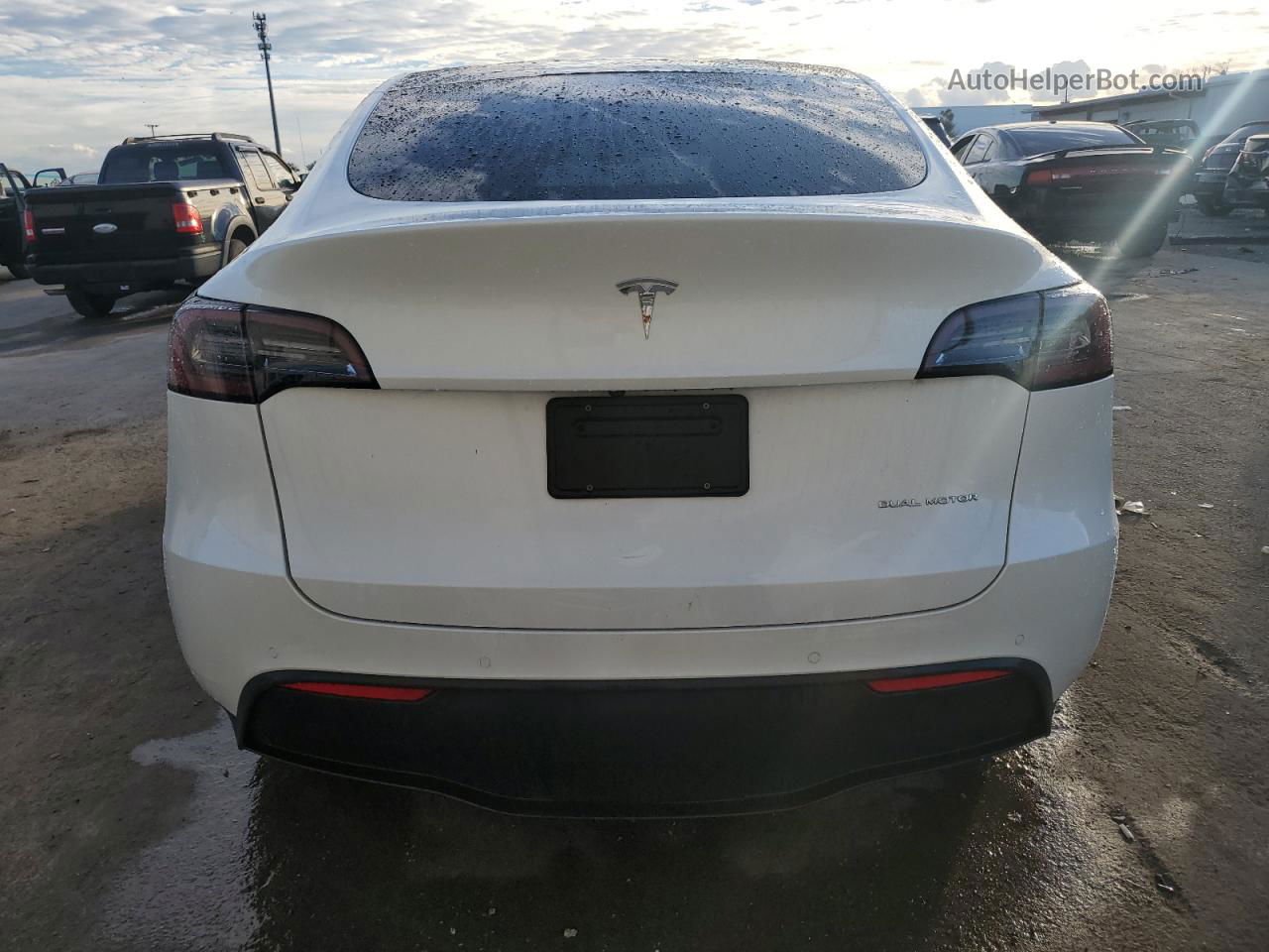 2020 Tesla Model Y  White vin: 5YJYGDEE9LF025768