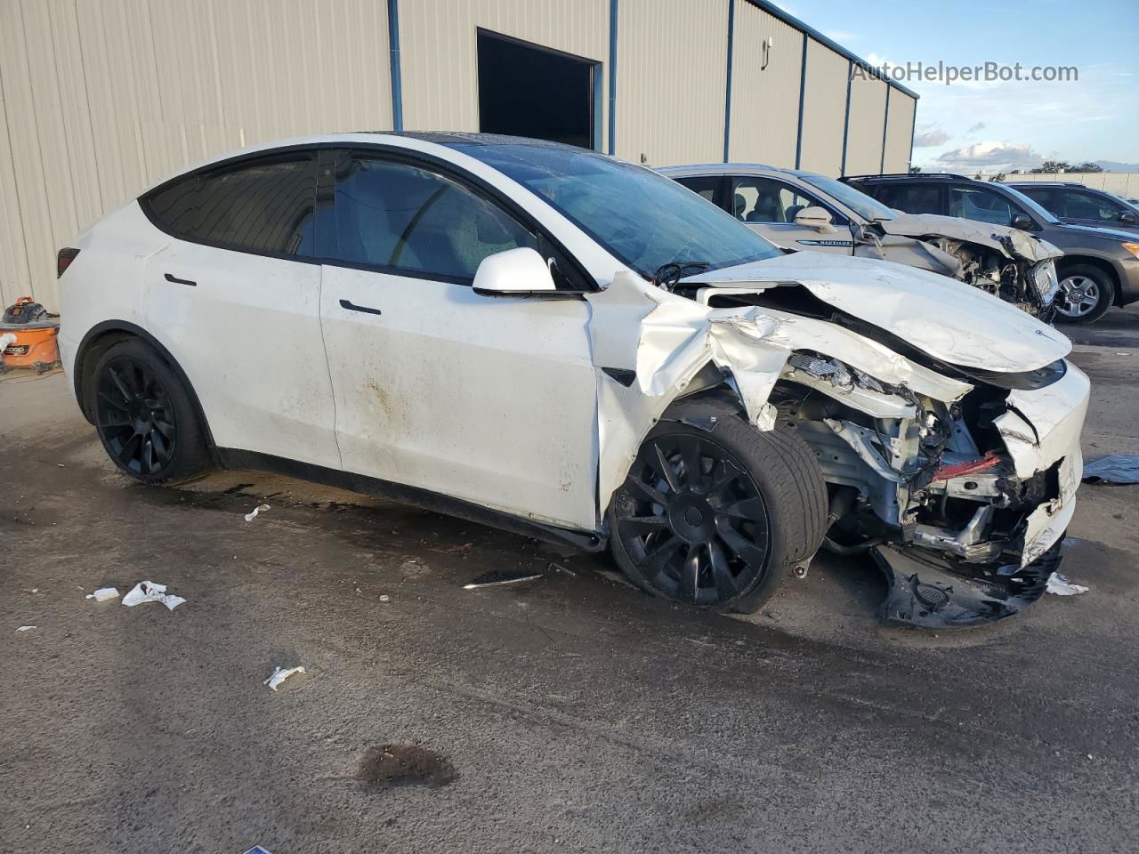 2020 Tesla Model Y  White vin: 5YJYGDEE9LF025768