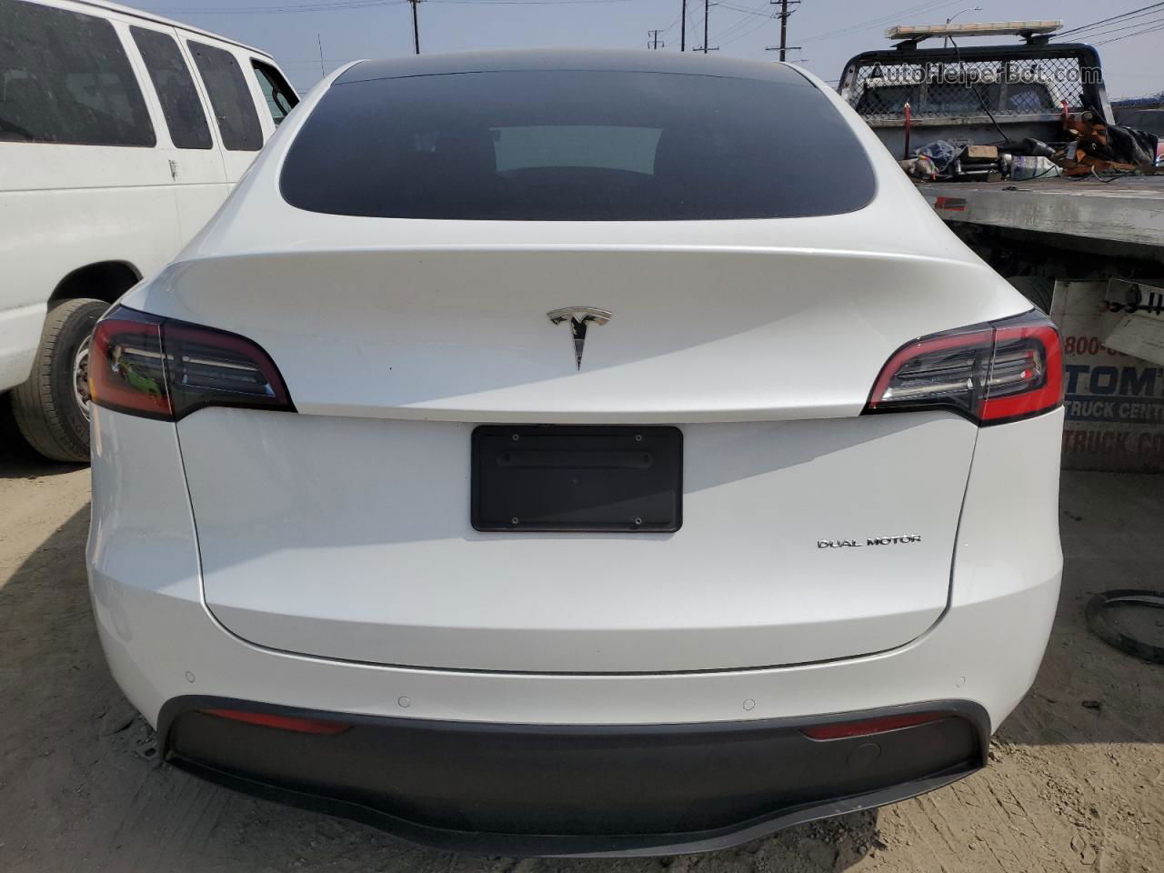 2020 Tesla Model Y  White vin: 5YJYGDEE9LF056695